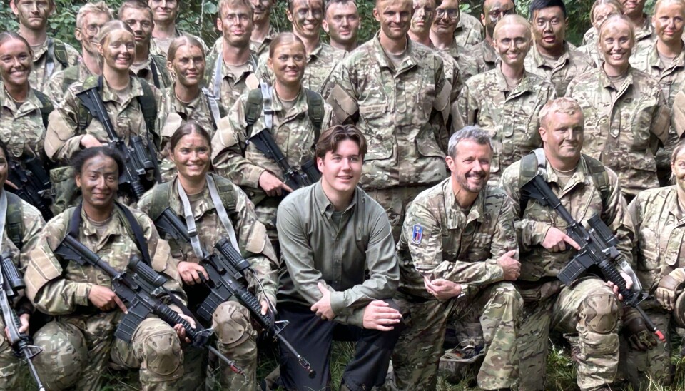 Kong Frederik og kronpris Christian sammen med de værnepligtige fra Flyvevåbnet i 2023.