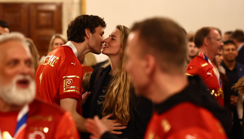 Niclas Kirkeløkke fik et kys af sin kæreste P3-værten Marie Hobitz.