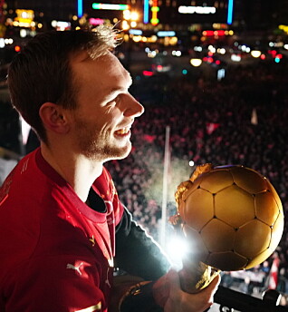 Kom helt tæt på håndboldheltene: Se de private fest billeder