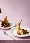 Pocherede pærer med butterscotch, crumble og vaniljeis