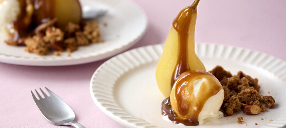 Pocherede pærer med butterscotch, crumble og vaniljeis