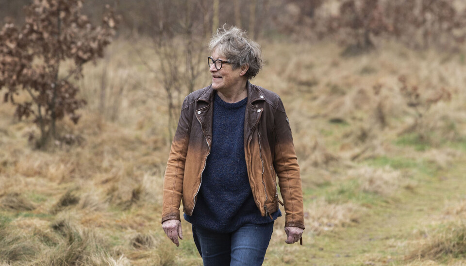Linda fandt endelig en løsning på sin snorken: 'Jeg havde det frygteligt til sidst' Fotografi af Linda Hansen. Hun har en brun læderjakke på, en mørk sweater og mørke jeans på. Hun går ude i naturen, og det er efterår. Bladene på træerne er visne, og det samme er græsset rundt om hende.