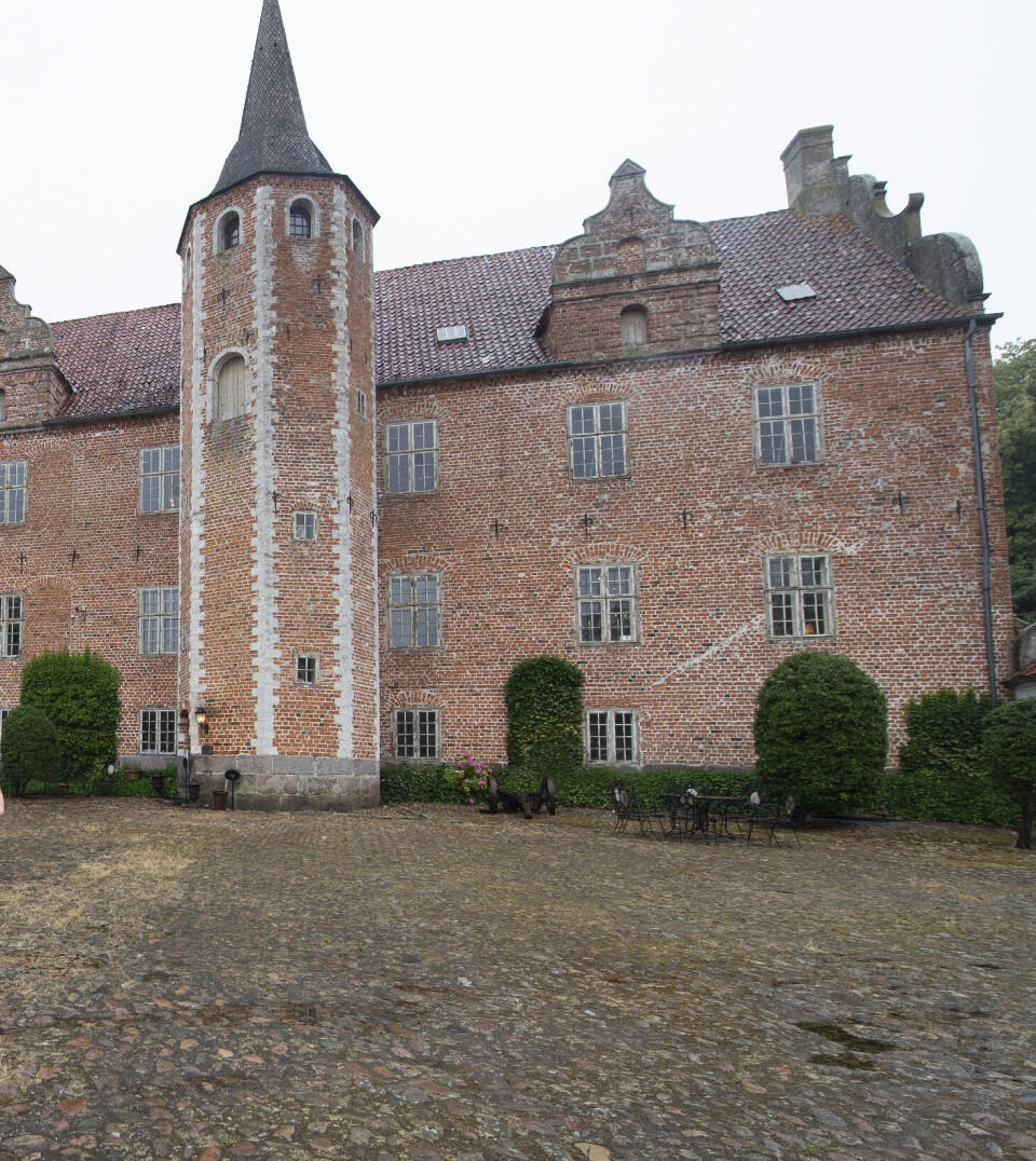 Harridslevgaard Slot på Fyn, der har stået i 800 år, er ikke kun en historisk bygning, men et sted med dramatiske og blodige begivenheder. En af de mest tragiske episoder er en ophedet familiefejde, der involverede selveste Christian IV, og som endte med, at en uskyldig kvinde blev brutalt henrettet. Slottet gemmer også på fortællinger om en frygtet ridefoged, hvis grusomme handlinger både skræmte folk i levende live og satte uhyggelige spor efter hans død.