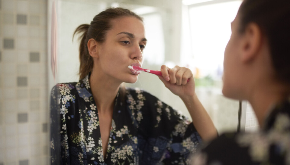 Skyller eller spytter du efter tandbørstning? Tandlægen afslører, hvad der er bedst