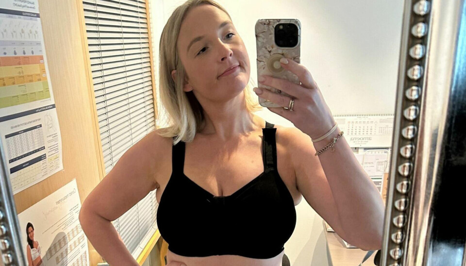 Et privatbillede af Thea Hveem Nygaard. Hun står foran et spejl og poserer.. Billedet er taget med hendes telefon, som hun holder i hånden. Hun har en sort bh-på.