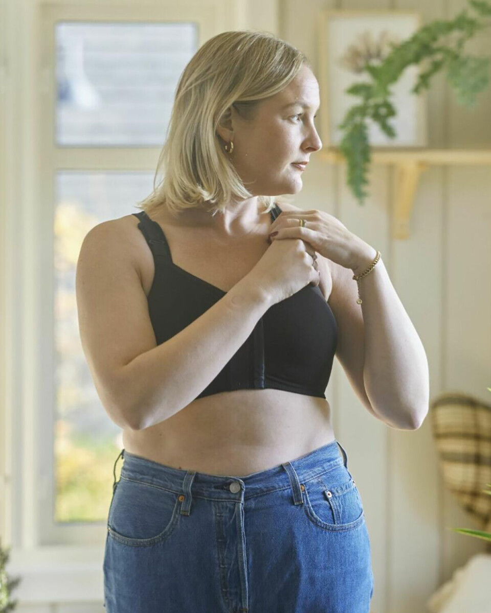 Portræt af Thea Hveem Nygaard. Hun har blå cowboy-bukser på, og sin sorte støtte-BH.