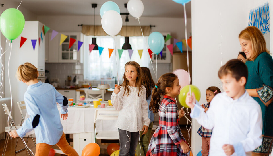 Et billede af en masse børn, som fejrer fødselsdag. Der er balloner i mange farver, og pyntet op.