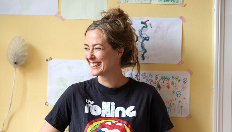 Portræt af Caroline Albertine Minor. I baggrunden er en gul væk med børnetegninger. Hun har en sort t-shirt på, men The Rolling Stones printet.