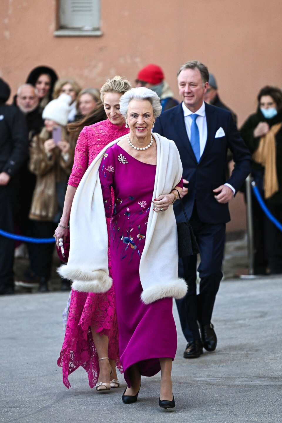 Prinsesse Benedikte, prinsesse Alexandra og prins Gustav ved prins Nikolaos og Chryssi Vardinogiannis bryllup i Athen fredag den 7. februar 2025.