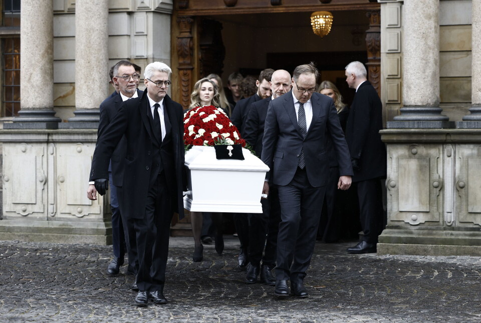 Rørende afsked: Peter Christensens kiste bæres ud af kirken