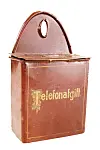 Kasse med påskriften 'Telefonafgift' til betaling af telefonopkald.