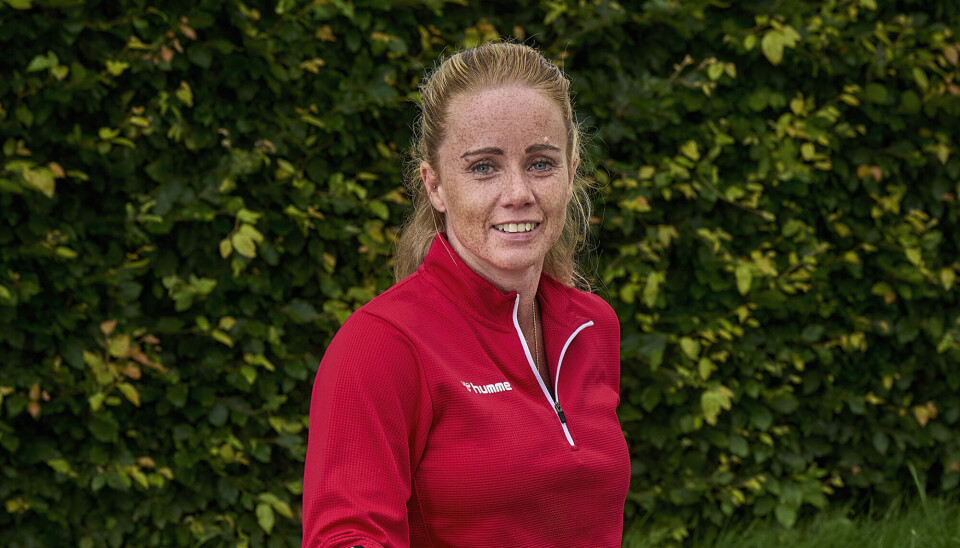 Helena blev lam i benene: 'Det gjorde noget ved mig at være dødssyg' Helena Skovgaard er en rigtig fighter i sin kørestol. Hun har lige kørt 100km på en løbebane for at fejre 25 år med kørestolen.