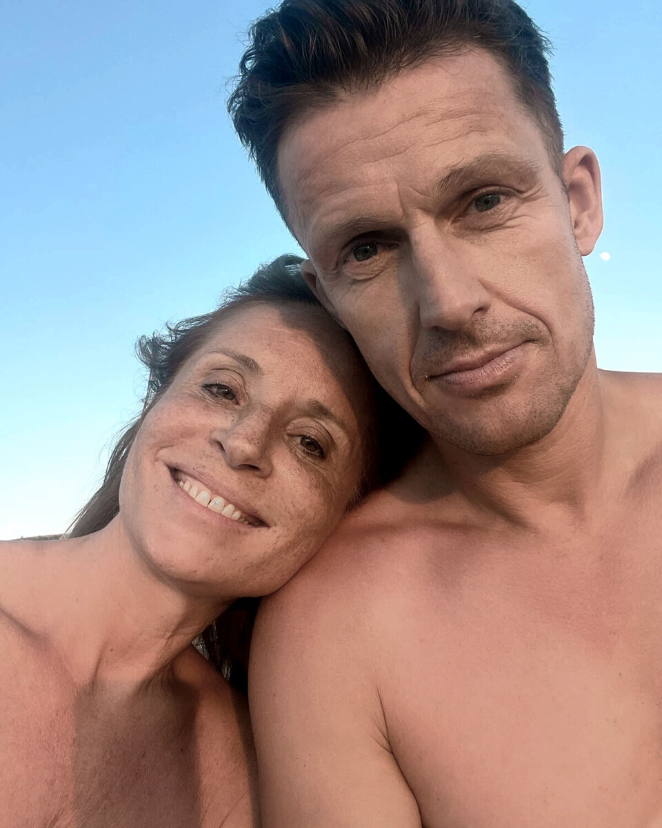 Det her insta-billede er smukt for mig, fordi … jeg var nyforelsket i Thor – det er jeg stadig – og det var vores første ferie sammen på Kreta. Vi sad og så solnedgangen og havde lige været i vandet. Det var ren lykke, og på det tidspunkt vidste vi ikke, at jeg skulle igennem et hårdt år med kemo. Alt var idyl, sol og kærlighed. Det er også mit baggrundbillede på min telefon.