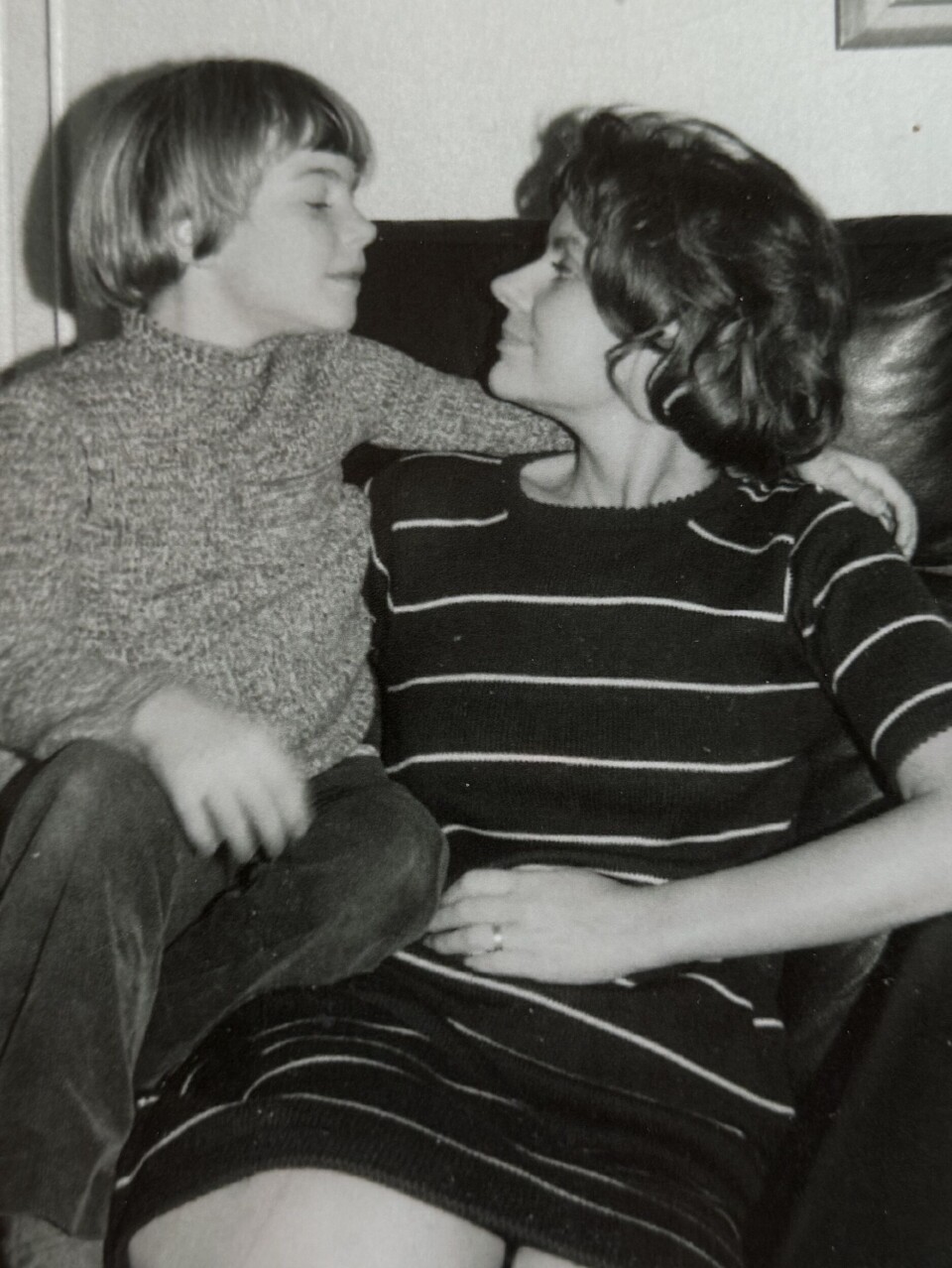 - Der er et billede af min mor. Det er mig og min mor sammen. Det er nogle år siden, men man ser kærligheden, fortæller Blachman
