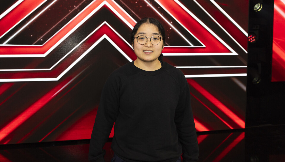 Ikke set på tv: Leslie fik hjælp på scenen i 'X Factor'