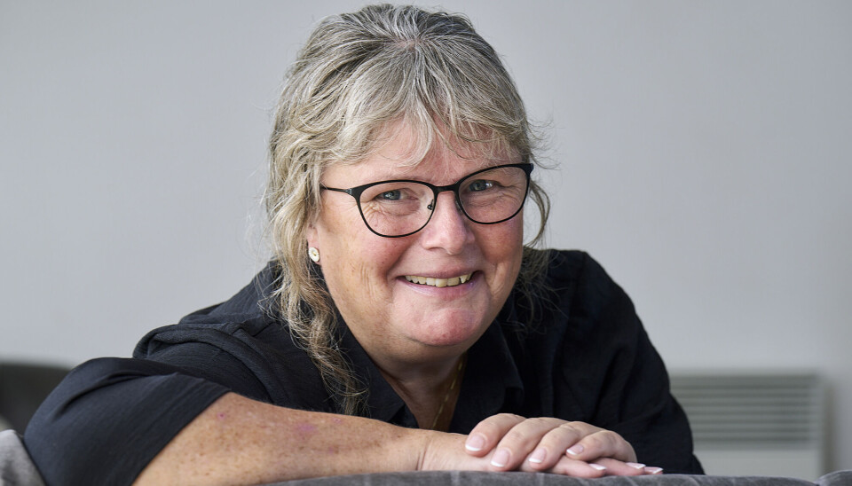 Vibeke Andersen kigger ind i kameraet og smiler.