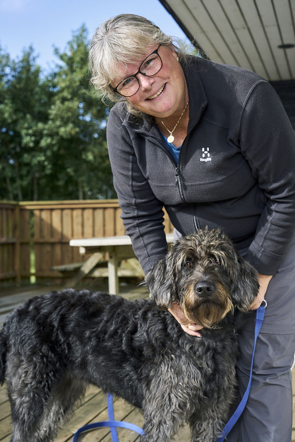 Vibeke med hunden Django, som ofte kommer med på gåture.