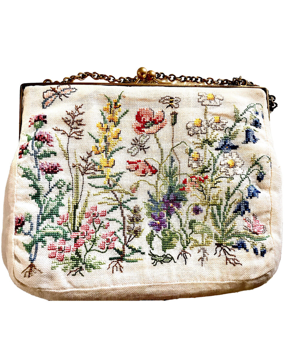 Lille håndtaske med broderet blomstermotiv fra 1950’erne.