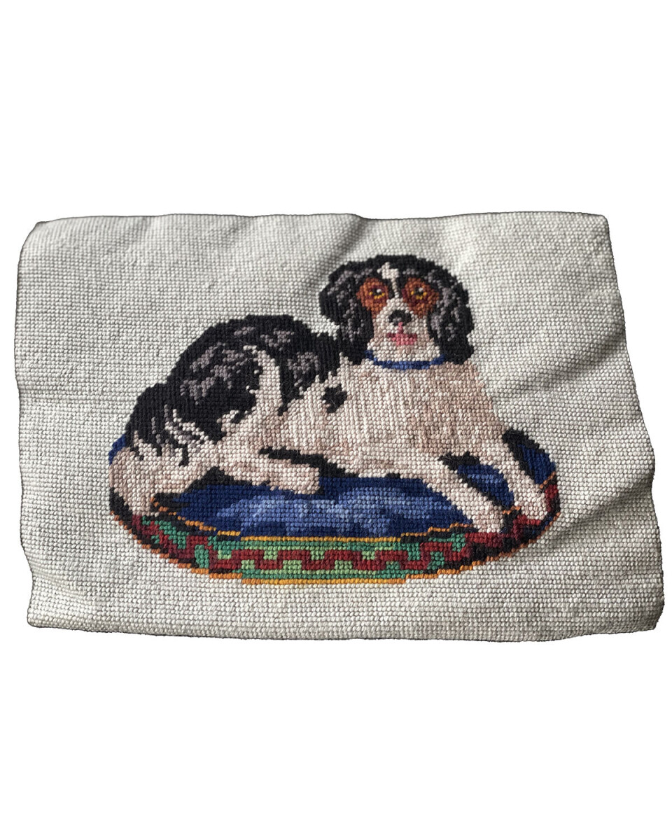 Mønsteret med hunden er et Berliner-mønster og er sandsynligvis fra slutningen af 1800-tallet. Det var især populært i det victorianske Europa, som var snerpet og borgerligt. Puden er broderet af museumsinspektør Gitte Behr på frilandsmuseet Hjerl Hede og pynter i stedets Præstegård, der er indrettet som i år 1890.