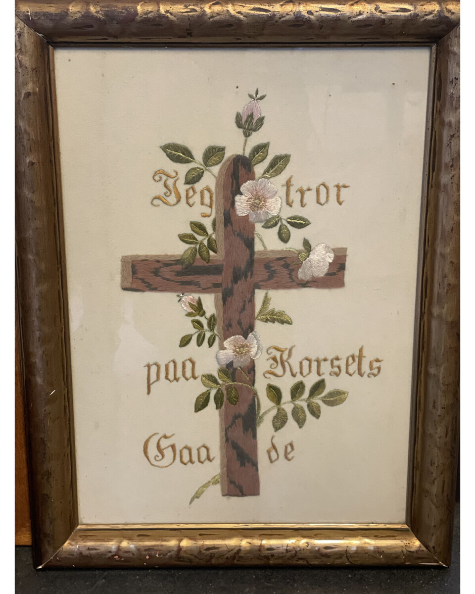 Broderede sentensbilleder er hovedsagelig fra perioden ca. 1870-1930. De havde teksten i fokus, og det var ofte ordsprog, bibelcitater eller moraliserende sætninger. Dette med ordlyden ”Jeg tror på korsets gaade” hænger på Frilandsmuseet Hjerl Hede.