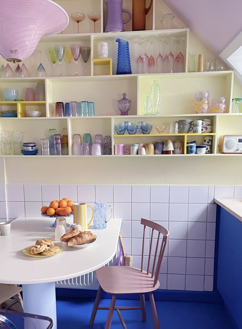 Køkken i flotte farver hos Sif
