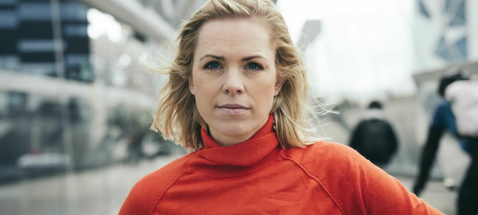 Netop som Marie er ved at give op, går døren pludselig op og ind træder svigermor