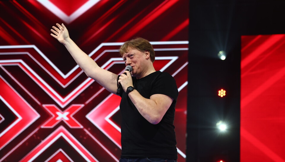 TV 2 har som altid sørget for en 'hype man', som skal varme publikum op.