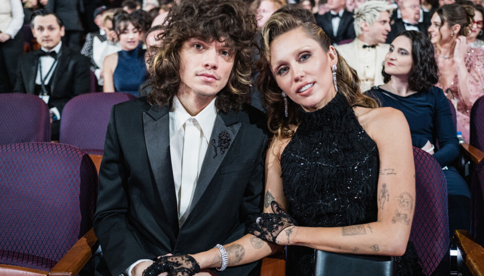 Miley Cyrus valgte et Oscar-look, der bringer 'trælse' minder frem hos mange Miley Cyrus og Maxx Morando