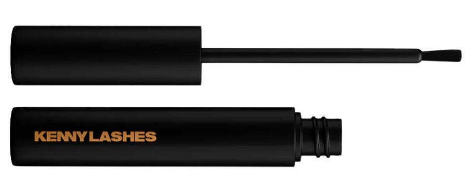 Serum til vipperne. Jeg elsker dette serum, for det virker bare. Det holder vipperne robuste og får dem til at vokse.
Eyelash Serum, Kenny Anker, 530 kr.