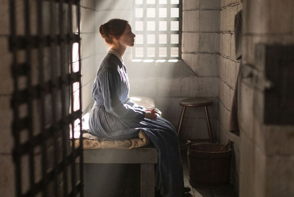 Billede fra serien 'Alias Grace'. Her ser vi hovedpersonen, som sidder på en seng, i profil.