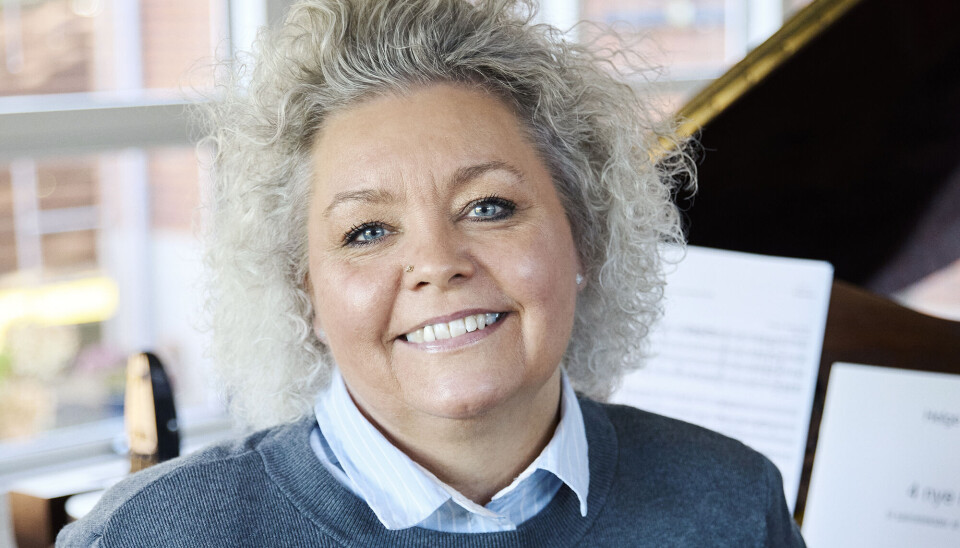Portræt af Pernille Degel. Hun sidder ved et flygel.