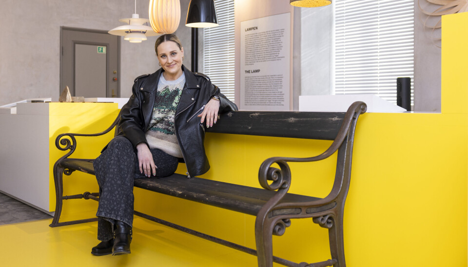 Under besøget på Designmuseum Danmark fik hun både prøvet Wegners skalstol i overstørrelse og den klassiske Københavnerbænk, der blev designet til
Verdensudstillingen i 1888.