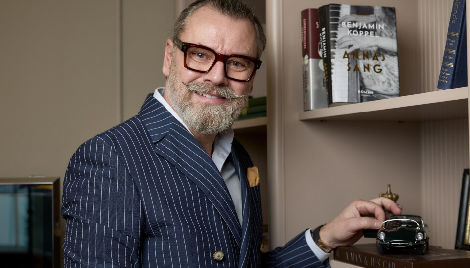 – Jeg var glad for biler og blev udlært automekaniker, men var bedre til bilsalg. Jeg fik mit første CVR-nummer, da jeg blev 18 år, fortæller Lars, der senere tog uddannelsen som ejendomsmægler, da der var bedre fortjeneste i ejendomme end i biler.