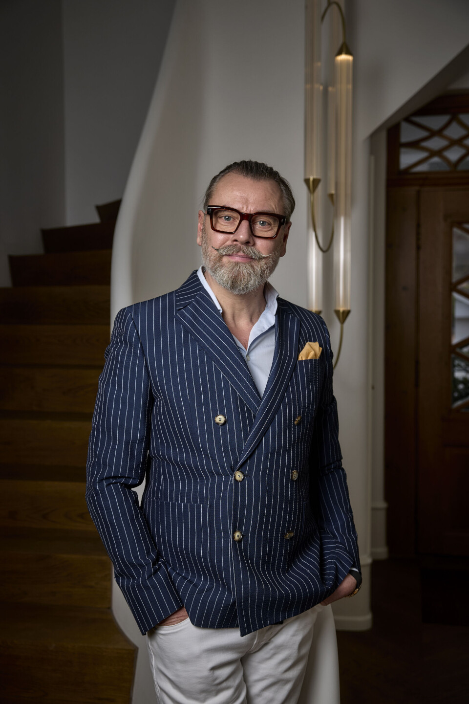 Lars har tidligere været aktuel i tv-programmerne ”Jaget Vildt” og ”Fra 1-værelses til strandvejsvilla”, mens både han og Farnaz har deltaget i ”Vandkant til salg”.