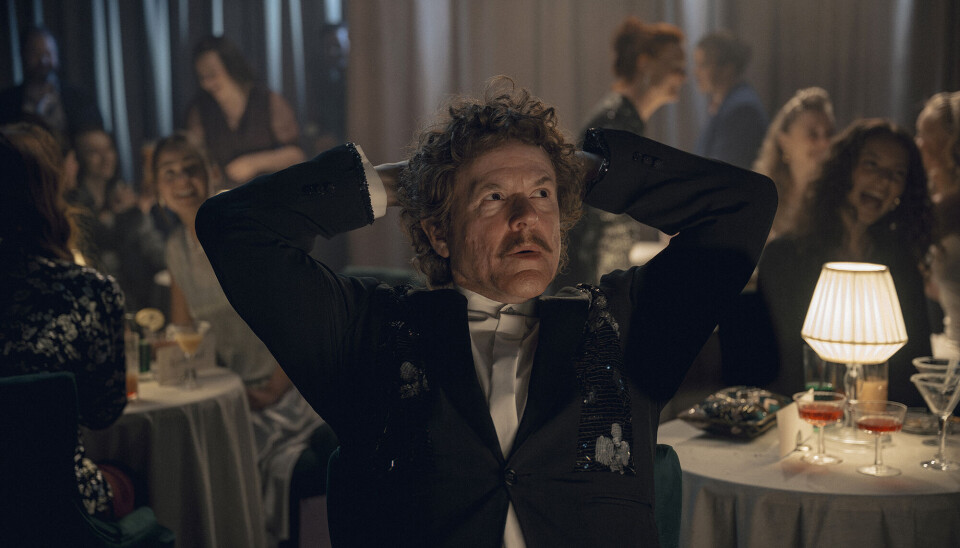 Stillbillede af Anders Matthesen i rollen som Tommy Seebach i filmen 'Under stjernerne på himlen'.