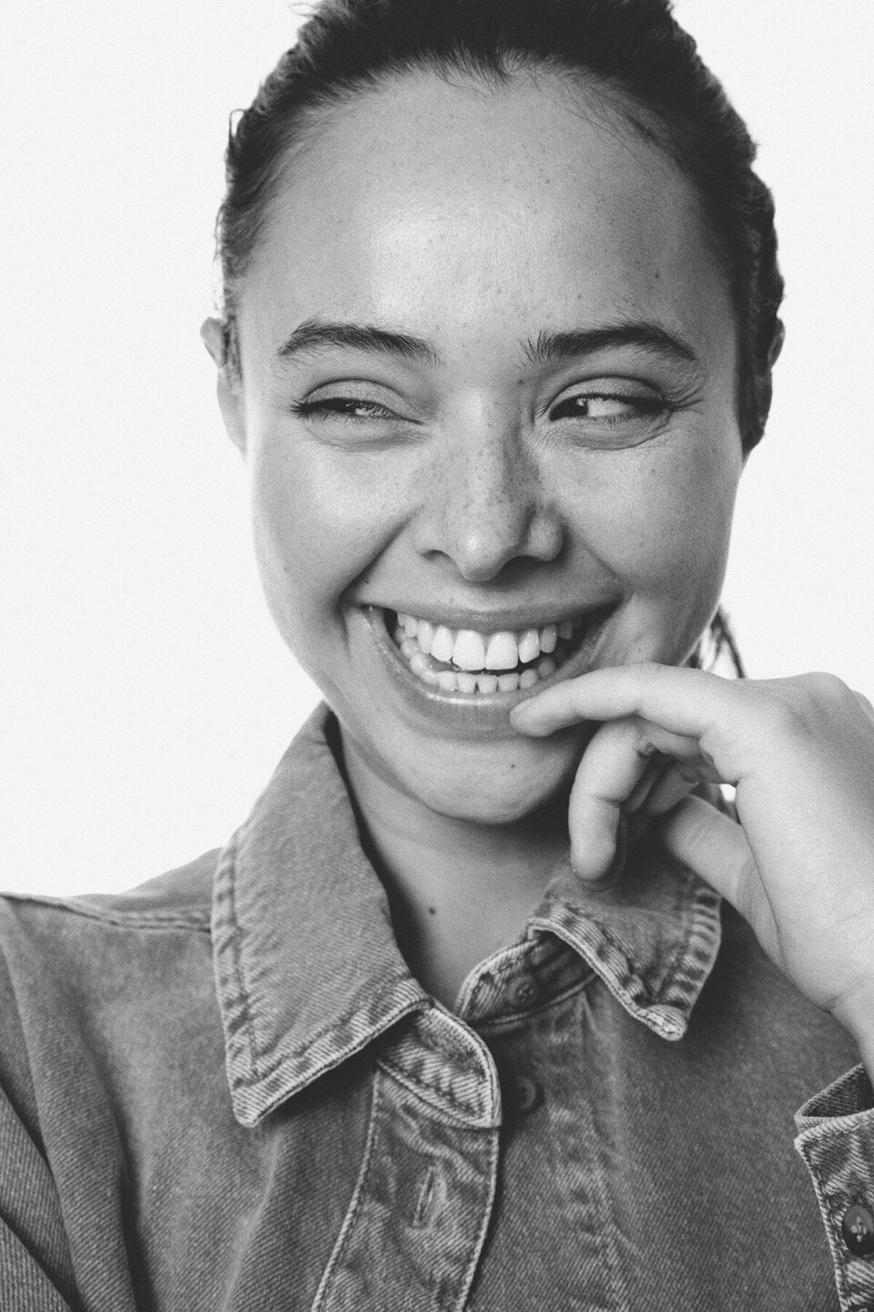 Sort/hvidt portrætfoto af antropolog og model Zelma Feldman Lewerissa. Hun kigger til siden og smiler stort.