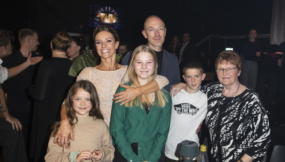 Lise Rønne med det meste af sin familie, da hun deltog i 'VIld med dans' i 2021, blandt andre datteren Eva (i beige), kæresten, Mikkel Lucas Overby, og sønnen Nelson.