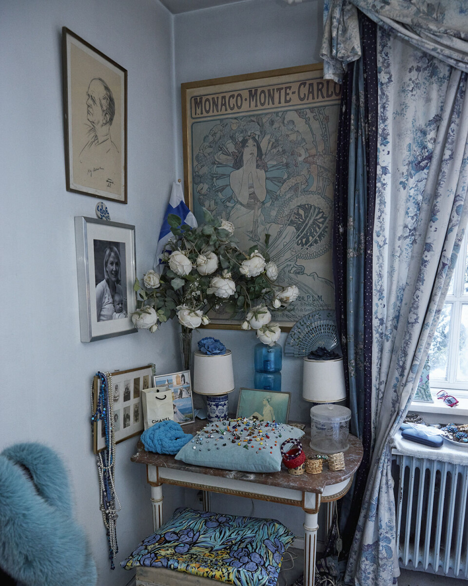 Draperede gardiner, puder, billeder
og blomster. Alt i kølige blå, hvide og grå nuancer. Den maksimalistiske og farvekoordinerede indretning i det blå soveværelse minder mere om et fransk slot end et typisk dansk hjem. Hos Lotte emmer det af internationalt udsyn og en dyb kærlighed til fransk kultur