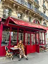 Facaden af restauranten Terra Nera i Paris. I serien 'Emily in Paris' hedder stedet Les Deux Comperes, og her udspiller en del af seriens handling sig.
