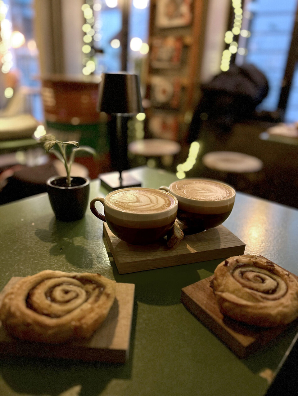 Kanelsnegle og kaffe på Plan B i Flensborg.