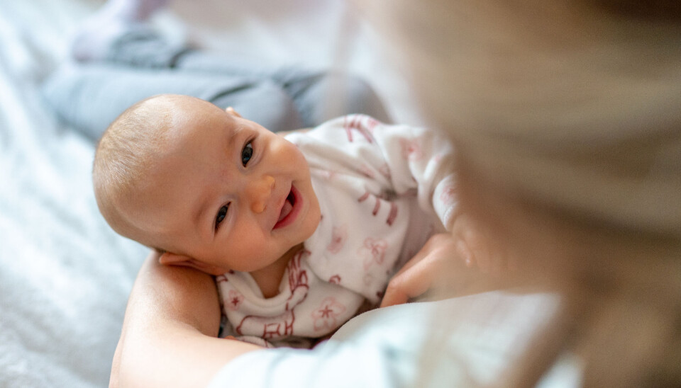 Baby siger nye lyde, når mor tager det op.