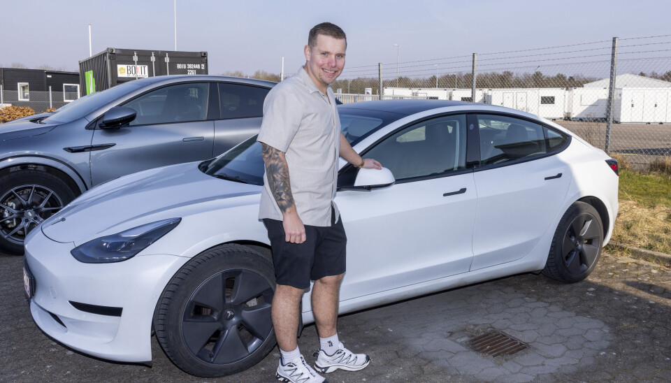 Mads ved siden af sin Tesla