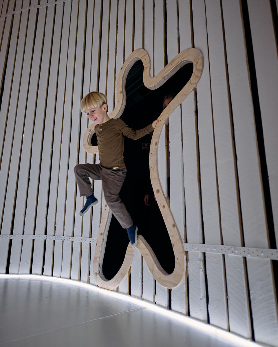 En dreng på omkring 6 år leger på museet i Svenborg.