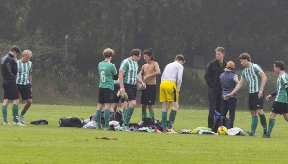 Efter kampen skiftede Nikolai den svedige trøje ud med en tør t-shirt mens Felix nød en forfriskning. (Foto: Henrik R. Petersen)