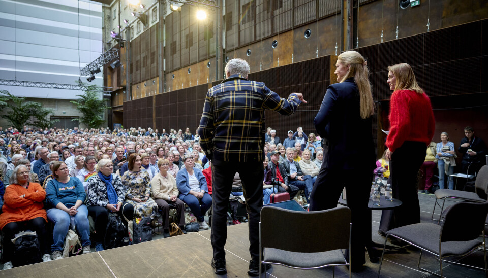 Hver en stol var optaget, og publikum stod i kø uden for Indergården for at opleve Jussi Adler-Olsen.