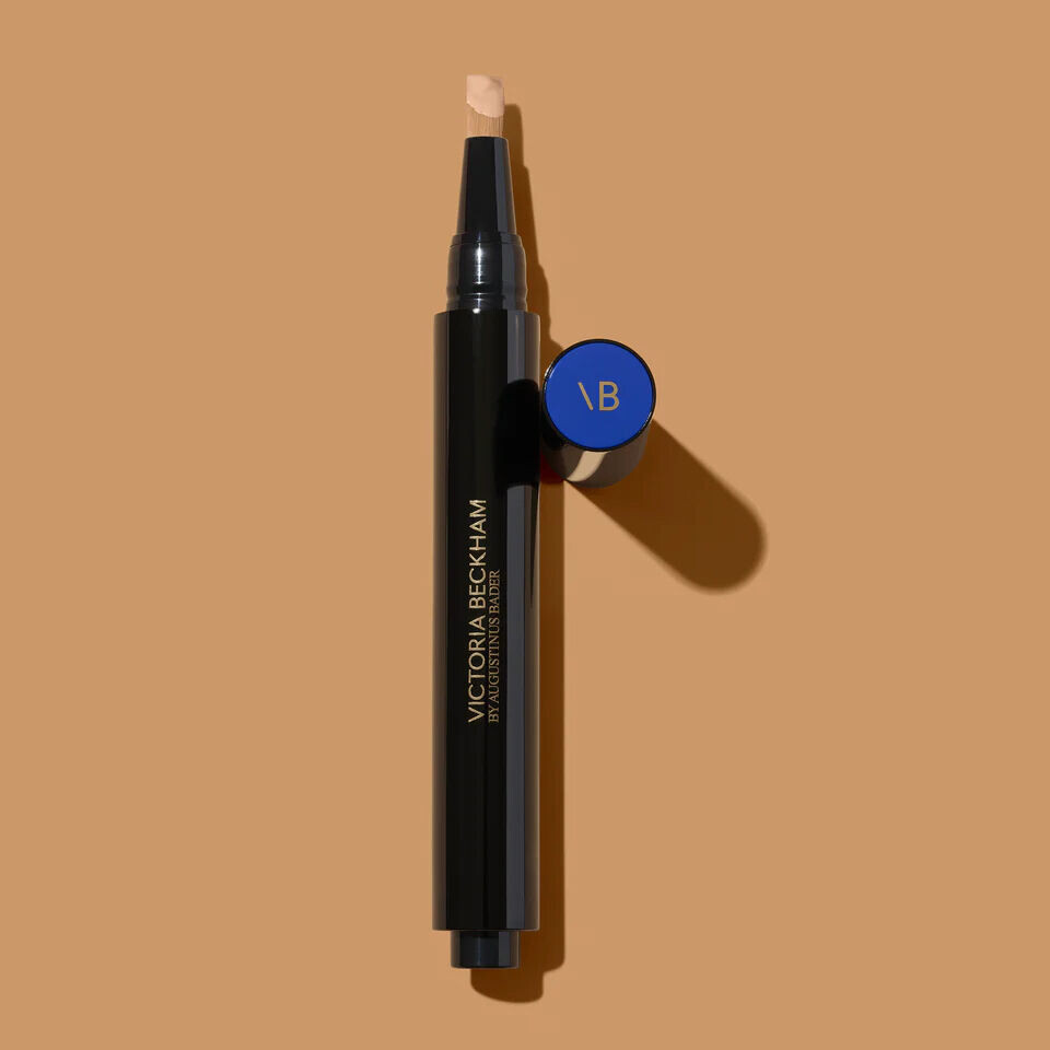 Højpigmenteret concealer, som kan bygges op efter behov.
Med ingredienser, som arbejder på at få pigmentering til at fordufte. The Concealer Pen fra VICTORIA BECKHAM BEAUTY, 560 kr. Køb den her.