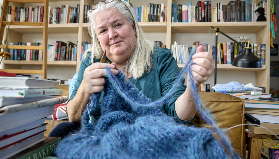 – Min mor var så sød at tilbyde at strikke mig en sweater på str. 15-pinde i Melody-garn i mine yndlingsfarver, som jeg havde forelsket mig i. Desværre har hun fået slidgigt i håndleddet, så jeg må strikke den færdig selv.