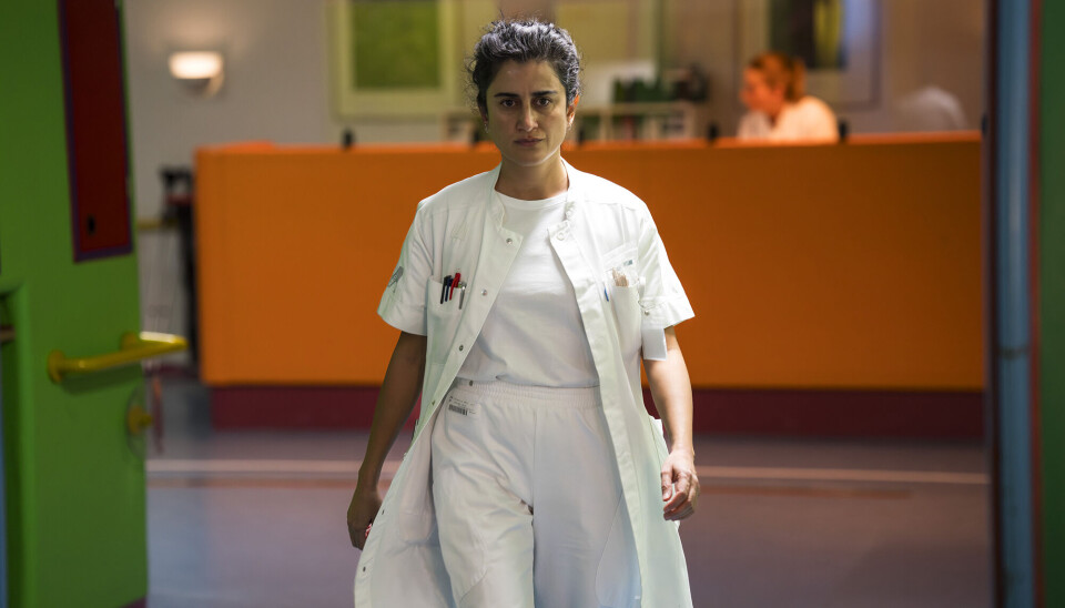 Özlem Saglanmak som læge i filmen 'Det andet offer'. Hun har en hvid lægekittel på.