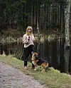 Foto af Puk Elgård med sin hund Alba.