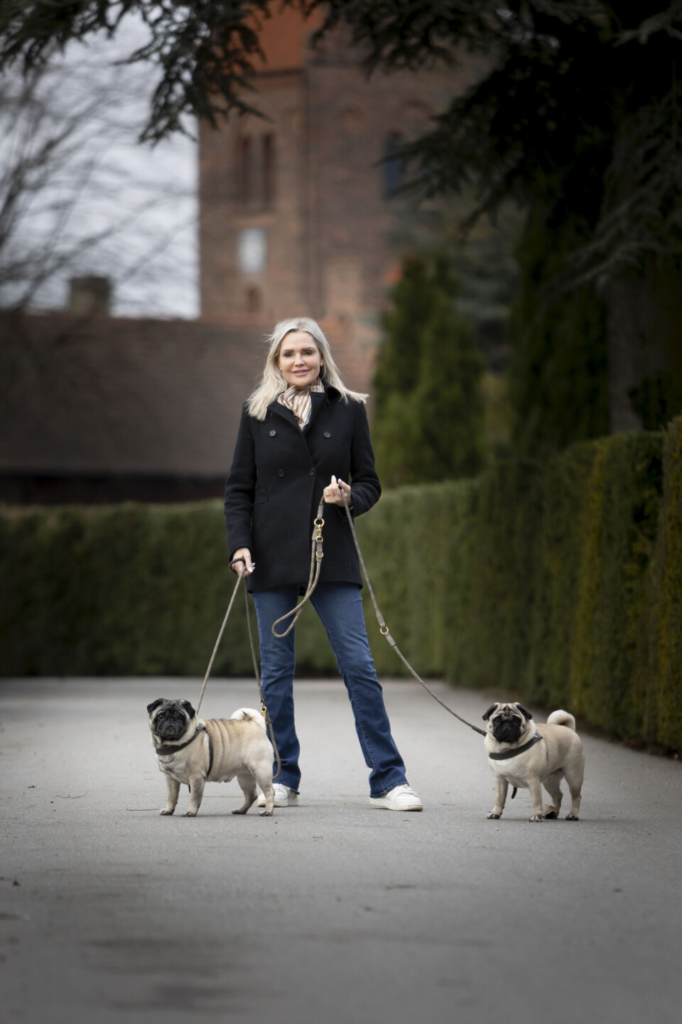 – Mops er tidligere avlet med meget flade snuder, så de næsten har trukket vejret som gennem et tyndt sugerør. Cobra er blevet opereret, så han har ikke problemer mere, og Lola har aldrig haft nogen.